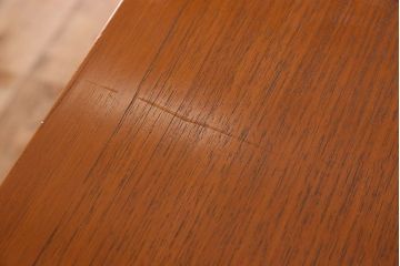 北欧家具　ビンテージ　チーク材　洗練されたデザインのサイドボード(ローボード)