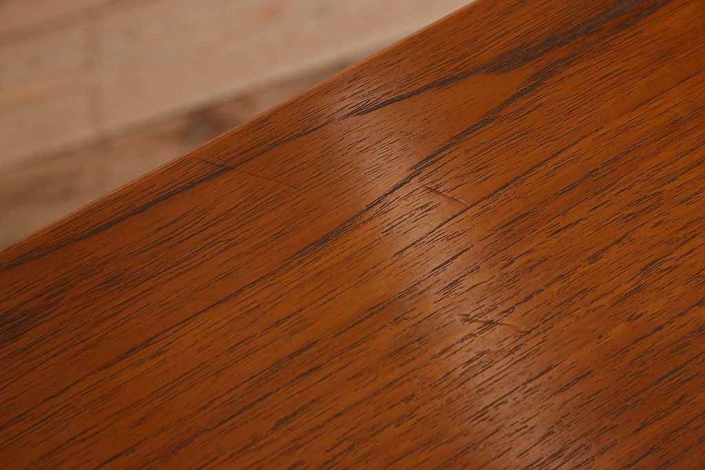 北欧家具　ビンテージ　チーク材　洗練されたデザインのサイドボード(ローボード)