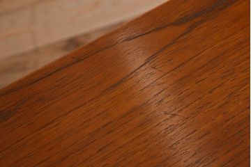 北欧家具　ビンテージ　チーク材　洗練されたデザインのサイドボード(ローボード)