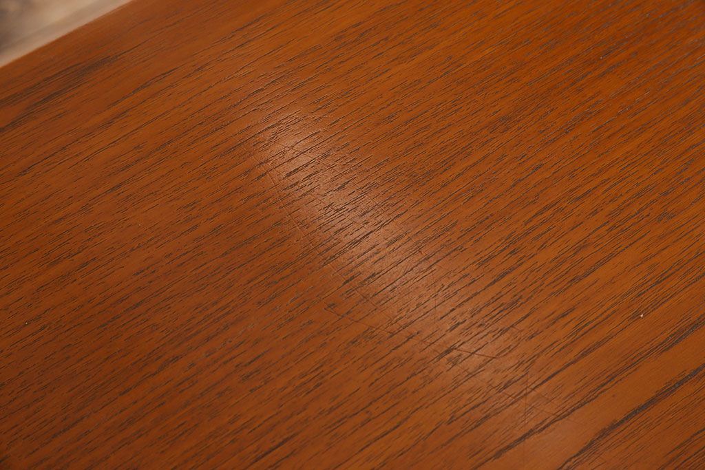 北欧家具　ビンテージ　チーク材　洗練されたデザインのサイドボード(ローボード)