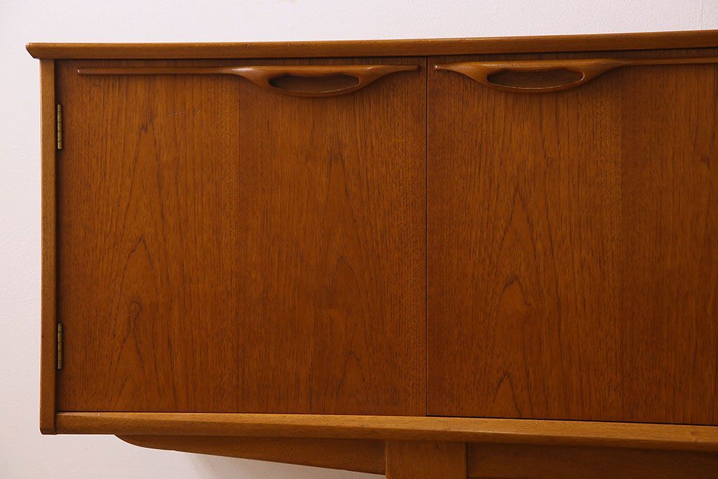 北欧家具　ビンテージ　チーク材　洗練されたデザインのサイドボード(ローボード)