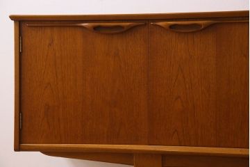 北欧家具　ビンテージ　チーク材　洗練されたデザインのサイドボード(ローボード)