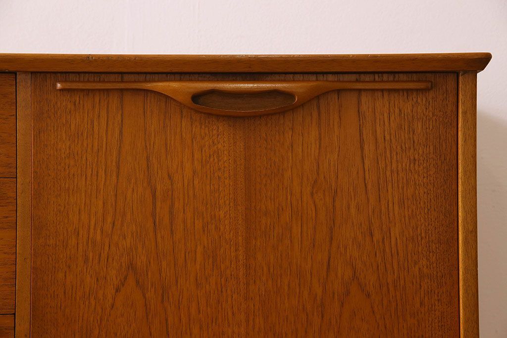 北欧家具　ビンテージ　チーク材　洗練されたデザインのサイドボード(ローボード)