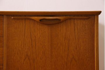 北欧家具　ビンテージ　チーク材　洗練されたデザインのサイドボード(ローボード)