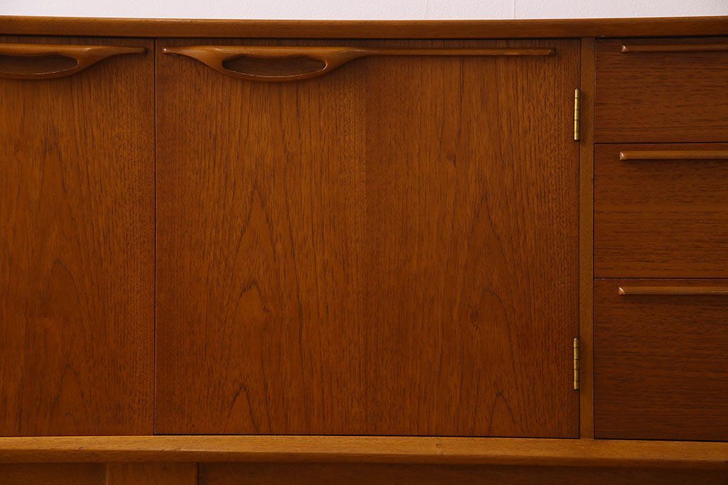 北欧家具　ビンテージ　チーク材　洗練されたデザインのサイドボード(ローボード)