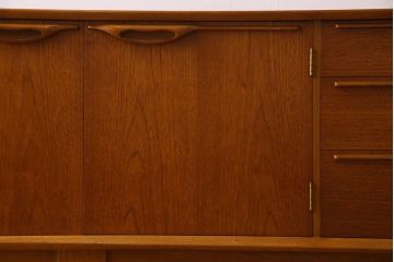 北欧家具　ビンテージ　チーク材　洗練されたデザインのサイドボード(ローボード)