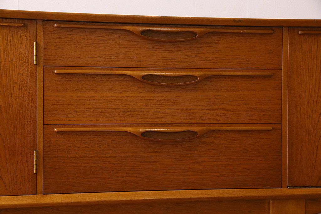 北欧家具　ビンテージ　チーク材　洗練されたデザインのサイドボード(ローボード)