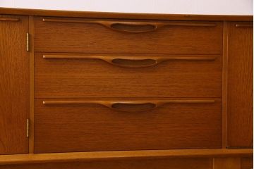 北欧家具　ビンテージ　チーク材　洗練されたデザインのサイドボード(ローボード)