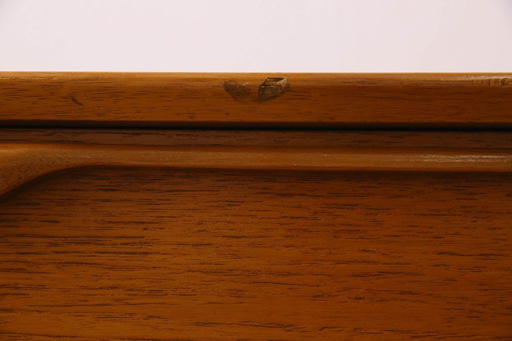 北欧家具　ビンテージ　チーク材　洗練されたデザインのサイドボード(ローボード)