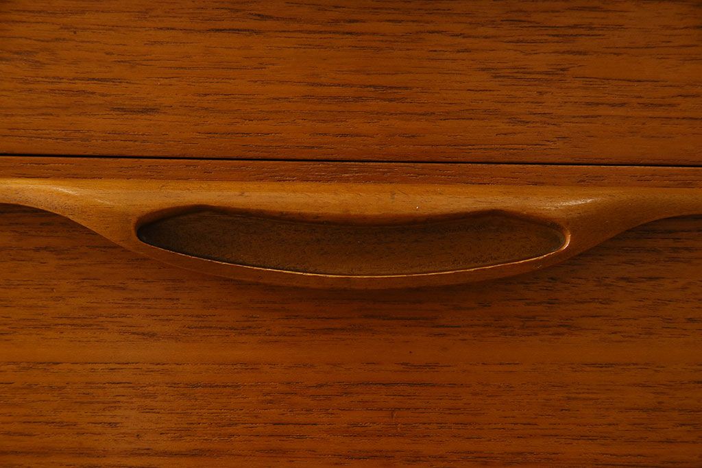 北欧家具　ビンテージ　チーク材　洗練されたデザインのサイドボード(ローボード)