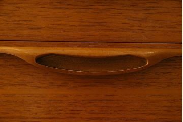 北欧家具　ビンテージ　チーク材　洗練されたデザインのサイドボード(ローボード)