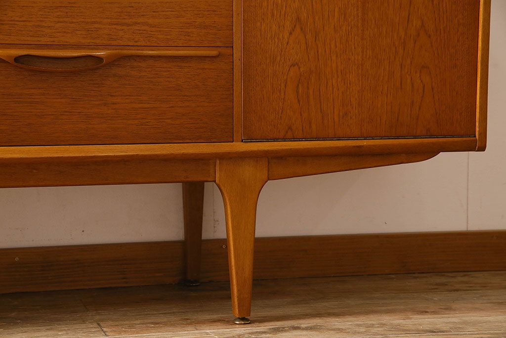 北欧家具　ビンテージ　チーク材　洗練されたデザインのサイドボード(ローボード)