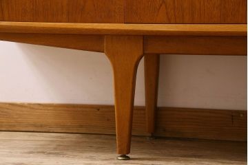 北欧家具　ビンテージ　チーク材　洗練されたデザインのサイドボード(ローボード)