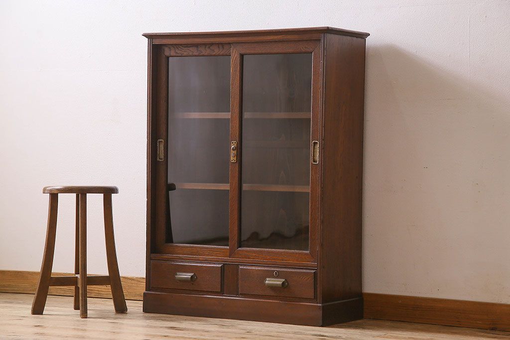 レトロ家具　和製アンティーク　レトロな雰囲気が魅力的な小振りな本箱(収納棚、ブックケース)