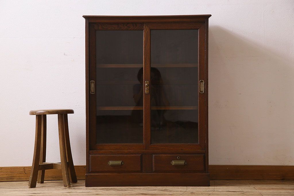 レトロ家具　和製アンティーク　レトロな雰囲気が魅力的な小振りな本箱(収納棚、ブックケース)