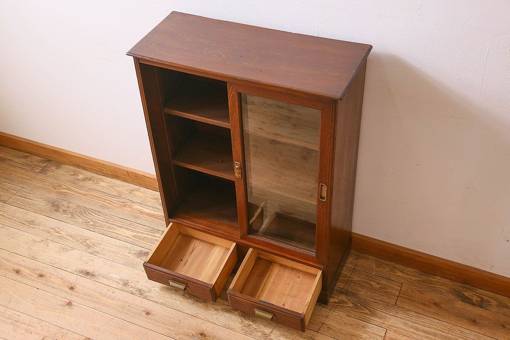 レトロ家具　和製アンティーク　レトロな雰囲気が魅力的な小振りな本箱(収納棚、ブックケース)