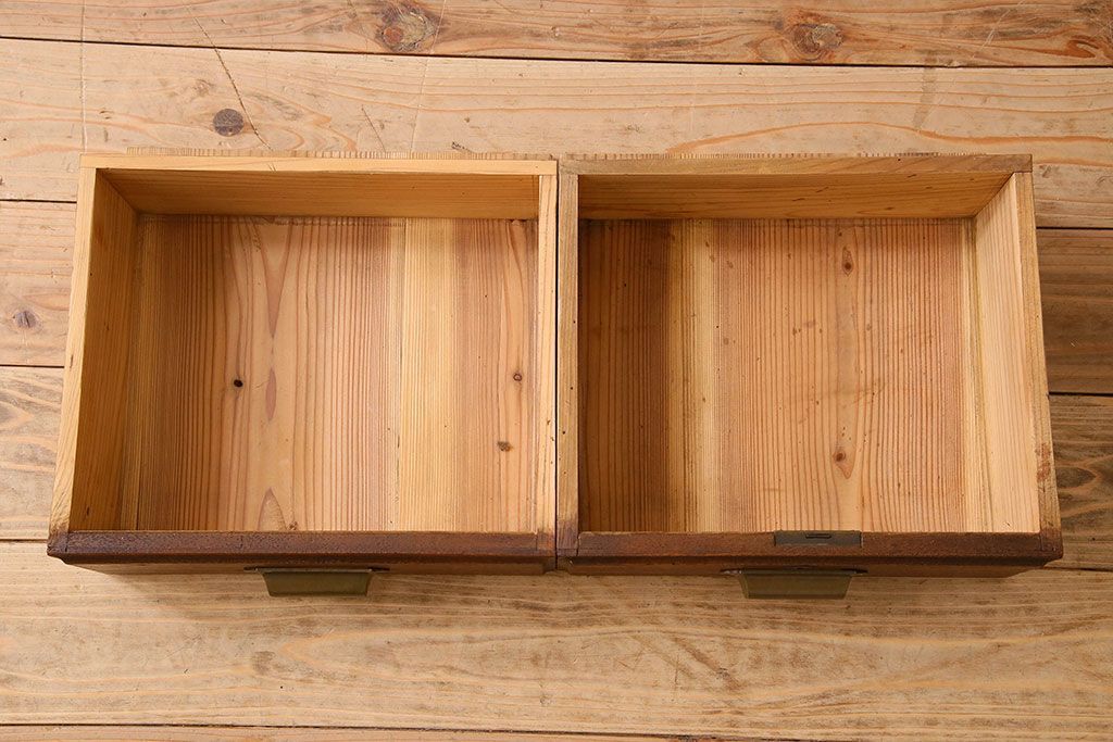 レトロ家具　和製アンティーク　レトロな雰囲気が魅力的な小振りな本箱(収納棚、ブックケース)