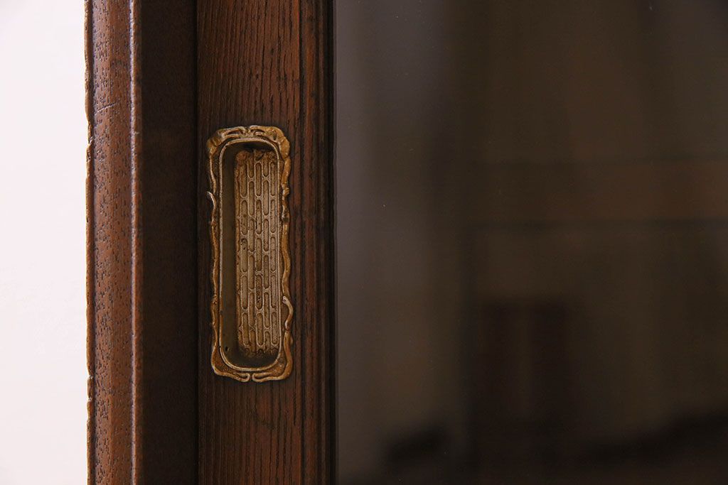 レトロ家具　和製アンティーク　レトロな雰囲気が魅力的な小振りな本箱(収納棚、ブックケース)