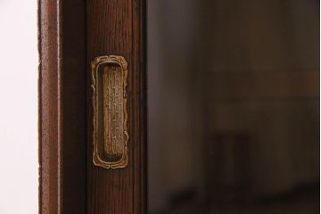 レトロ家具　和製アンティーク　レトロな雰囲気が魅力的な小振りな本箱(収納棚、ブックケース)