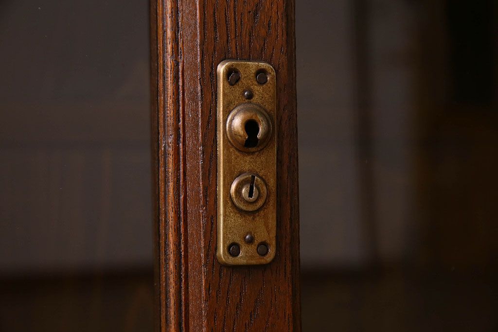 レトロ家具　和製アンティーク　レトロな雰囲気が魅力的な小振りな本箱(収納棚、ブックケース)