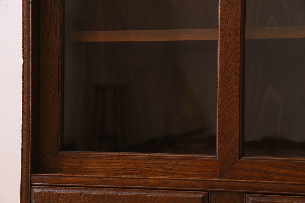 レトロ家具　和製アンティーク　レトロな雰囲気が魅力的な小振りな本箱(収納棚、ブックケース)