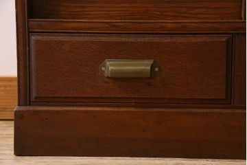 レトロ家具　和製アンティーク　レトロな雰囲気が魅力的な小振りな本箱(収納棚、ブックケース)