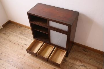 アンティーク家具　和製アンティーク　前面栗材　すりガラス入りの収納棚(戸棚、食器棚)