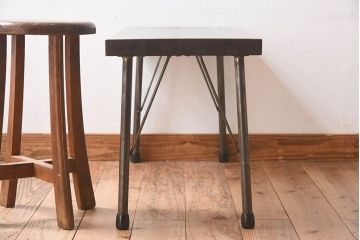 アンティーク雑貨　昭和レトロ　使い込まれた木の質感が味わい深い鉄脚ベンチ(アイアンベンチ、ローテーブル、作業台、花台)