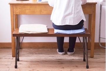 レトロ家具　昭和レトロ　古いラワン材の質感が味わい深い鉄脚ベンチ(アイアンベンチ、ローテーブル、作業台、花台)