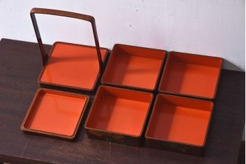 古民具・骨董　木製　梨地に扇蒔絵の四段重箱(外箱付き)