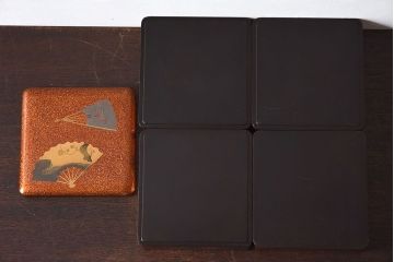 古民具・骨董　木製　梨地に扇蒔絵の四段重箱(外箱付き)