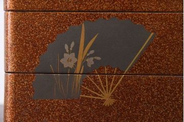 古民具・骨董　木製　梨地に扇蒔絵の四段重箱(外箱付き)