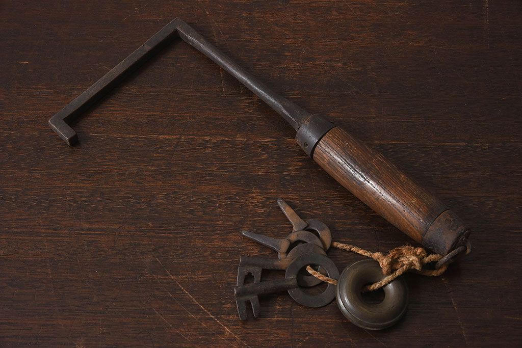 アンティーク雑貨　古民具・骨董　馬鈴付き　古い鉄の質感が味のある蔵戸の鉤(1)