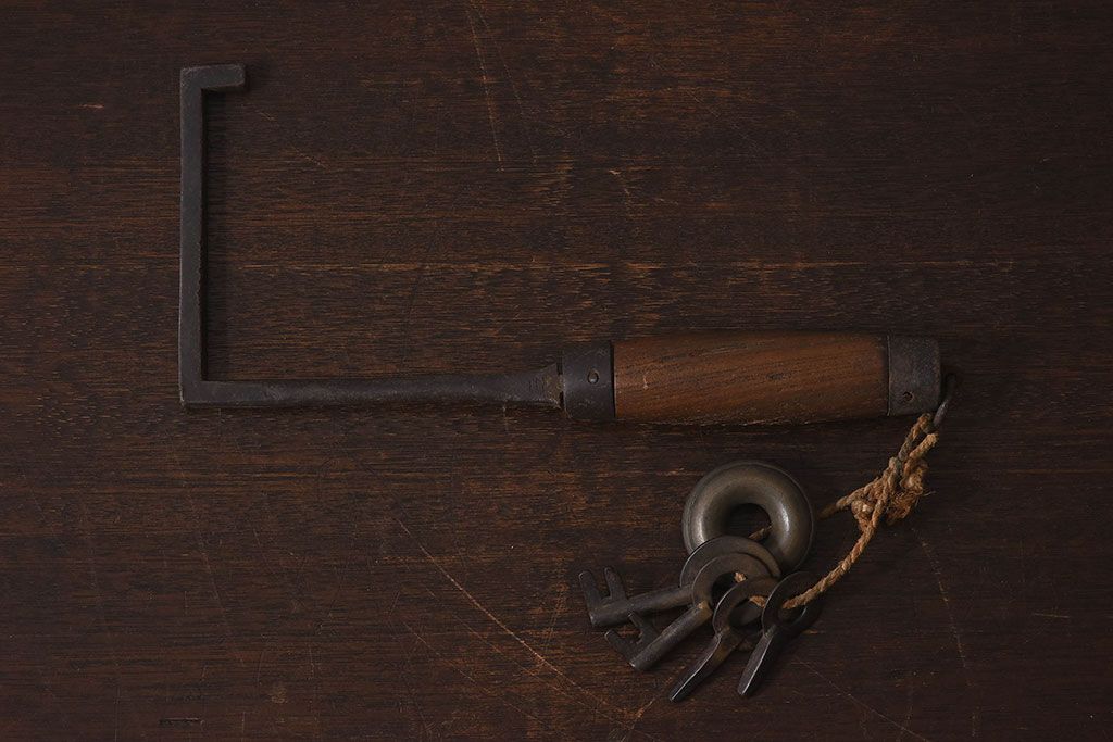 アンティーク雑貨　古民具・骨董　馬鈴付き　古い鉄の質感が味のある蔵戸の鉤(1)