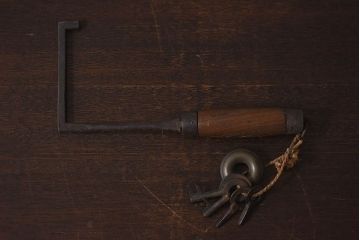 アンティーク雑貨　古民具・骨董　馬鈴付き　古い鉄の質感が味のある蔵戸の鉤(1)