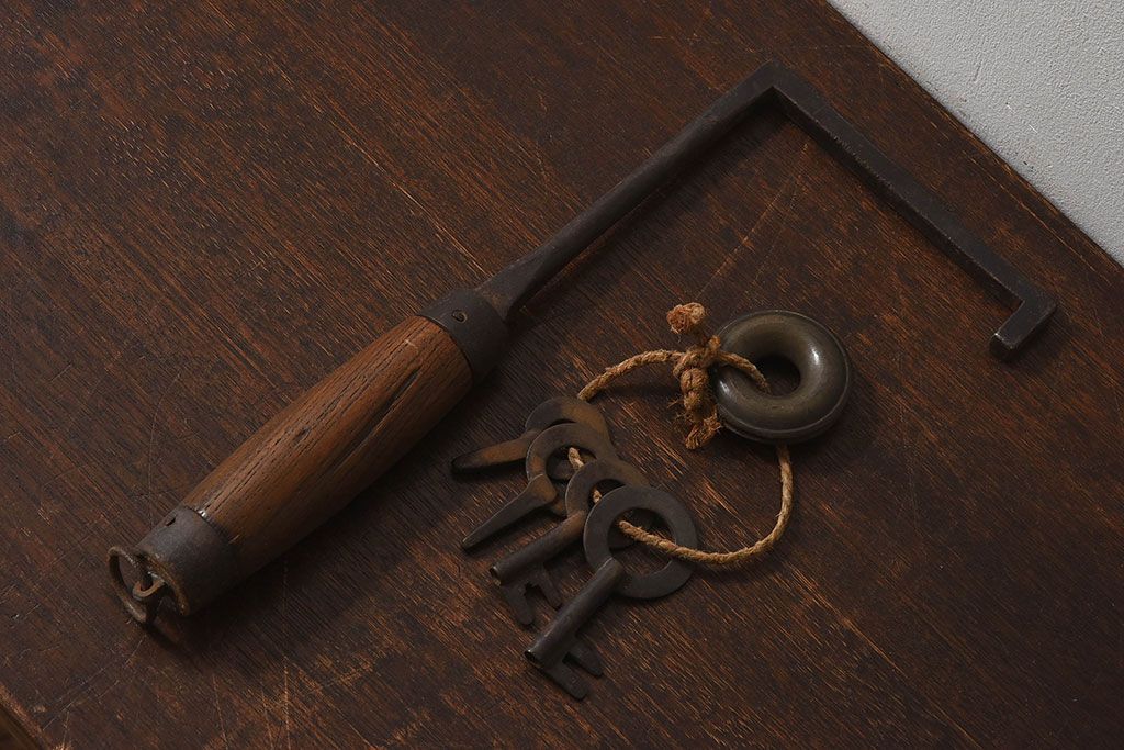 アンティーク雑貨　古民具・骨董　馬鈴付き　古い鉄の質感が味のある蔵戸の鉤(1)