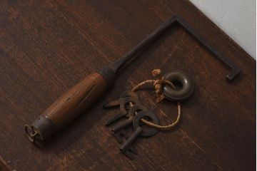アンティーク雑貨　古民具・骨董　馬鈴付き　古い鉄の質感が味のある蔵戸の鉤(1)