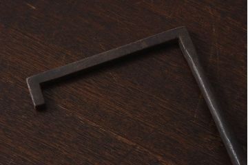 アンティーク雑貨　古民具・骨董　馬鈴付き　古い鉄の質感が味のある蔵戸の鉤(1)