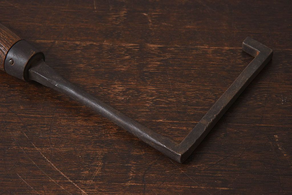 アンティーク雑貨　古民具・骨董　馬鈴付き　古い鉄の質感が味のある蔵戸の鉤(1)