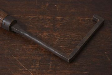 アンティーク雑貨　古民具・骨董　馬鈴付き　古い鉄の質感が味のある蔵戸の鉤(1)