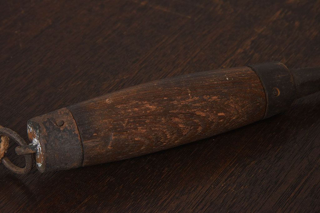 アンティーク雑貨　古民具・骨董　馬鈴付き　古い鉄の質感が味のある蔵戸の鉤(1)