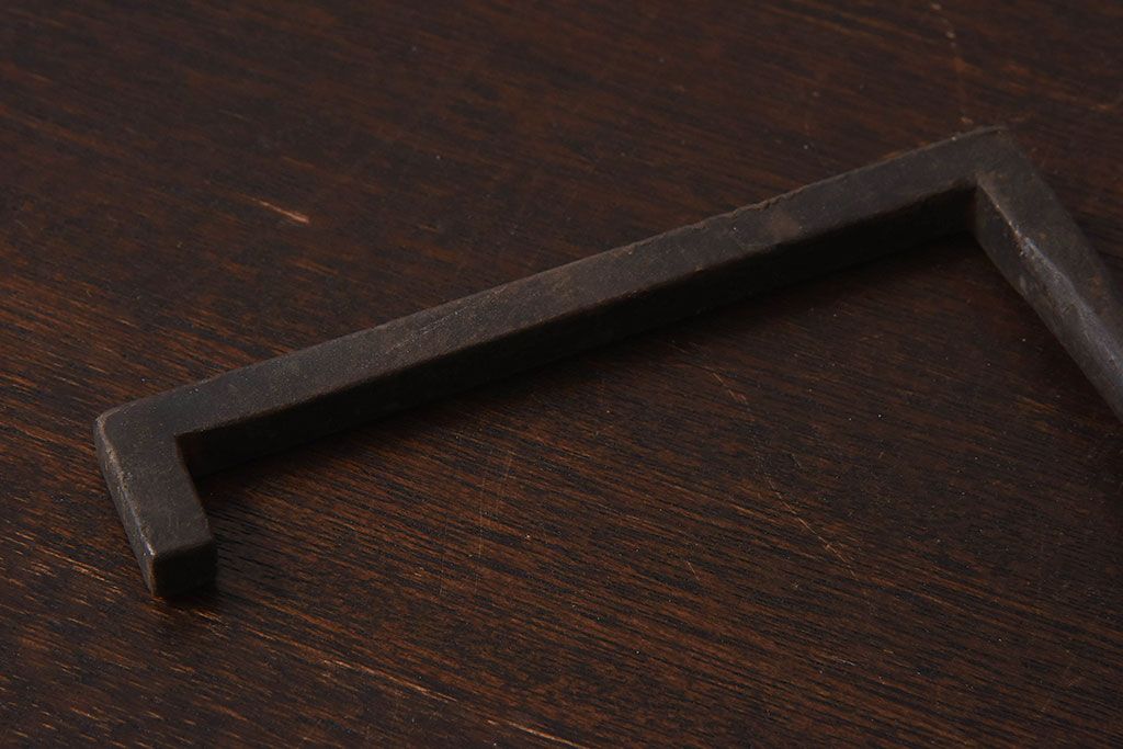 アンティーク雑貨　古民具・骨董　馬鈴付き　古い鉄の質感が味のある蔵戸の鉤(1)