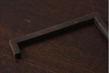 アンティーク雑貨　古民具・骨董　馬鈴付き　古い鉄の質感が味のある蔵戸の鉤(1)