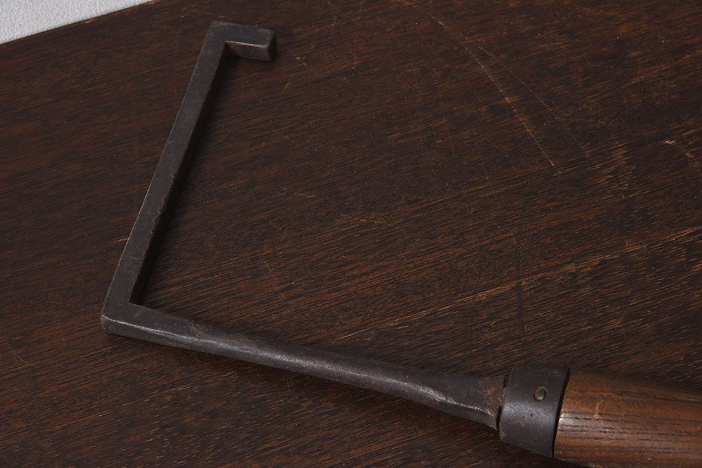 アンティーク雑貨　古民具・骨董　馬鈴付き　古い鉄の質感が味のある蔵戸の鉤(1)