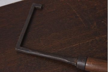 アンティーク雑貨　古民具・骨董　馬鈴付き　古い鉄の質感が味のある蔵戸の鉤(1)