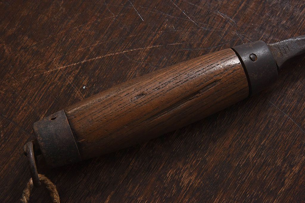 アンティーク雑貨　古民具・骨董　馬鈴付き　古い鉄の質感が味のある蔵戸の鉤(1)