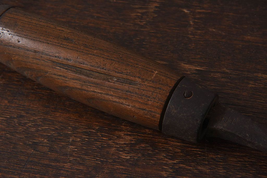 アンティーク雑貨　古民具・骨董　馬鈴付き　古い鉄の質感が味のある蔵戸の鉤(1)