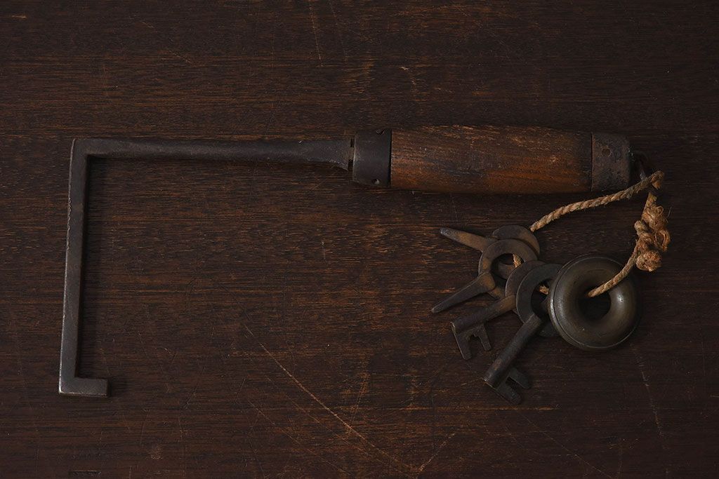 アンティーク雑貨　古民具・骨董　馬鈴付き　古い鉄の質感が味のある蔵戸の鉤(1)