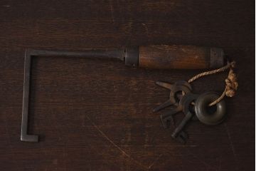 アンティーク雑貨　古民具・骨董　馬鈴付き　古い鉄の質感が味のある蔵戸の鉤(1)