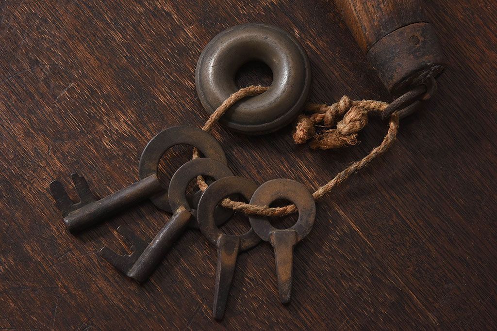 アンティーク雑貨　古民具・骨董　馬鈴付き　古い鉄の質感が味のある蔵戸の鉤(1)